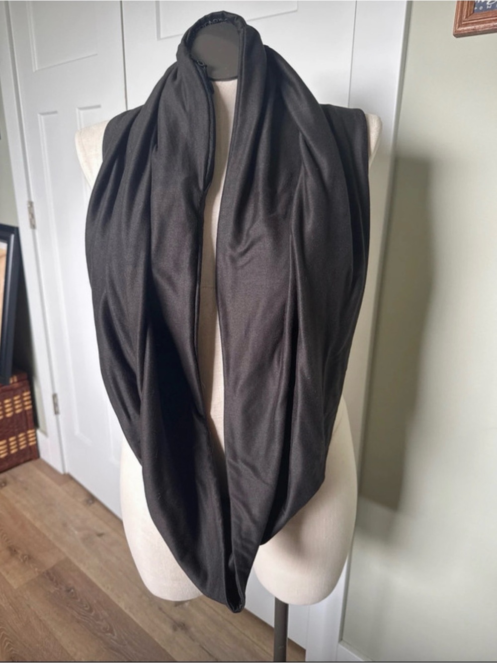 Beyond Yoga Hidden Pocket Black Infinity Scarf - Lightweight Loop Wrap